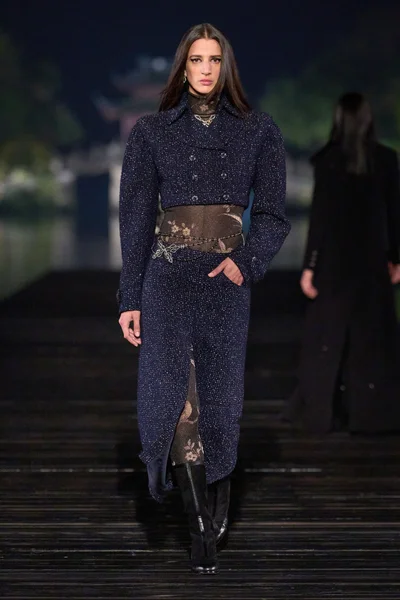 Look 14